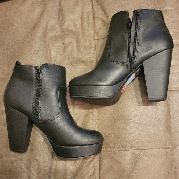 Material Girl Chic Black Ankle Boots - Picture 4 of 6